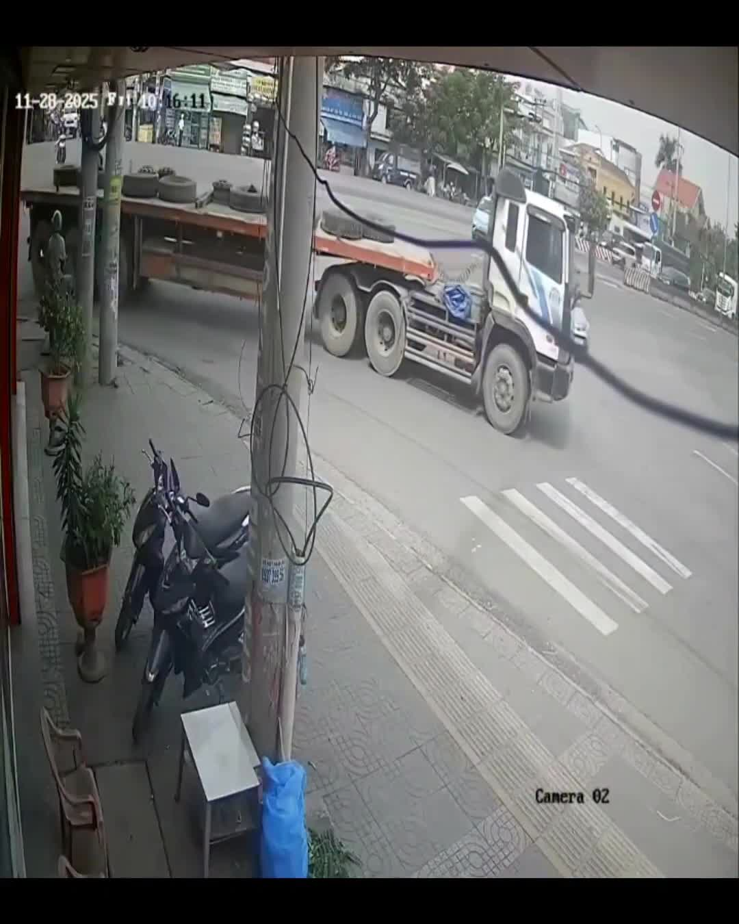 Bác gái thoát nạn sau va chạm với xe bồn