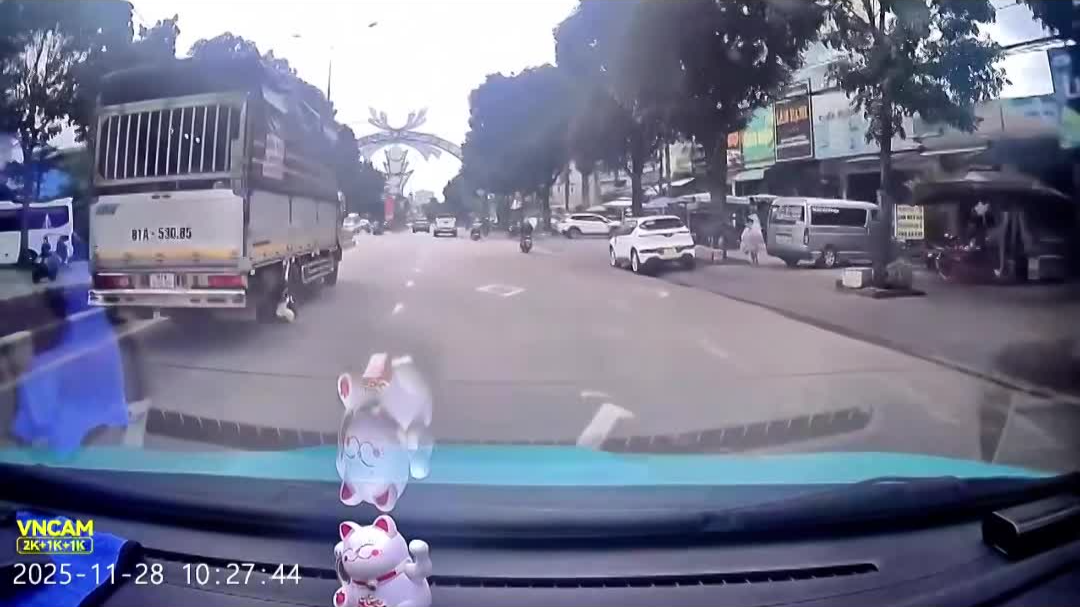 Va chạm với xe tải, hai ông cháu đi xe máy tử vong