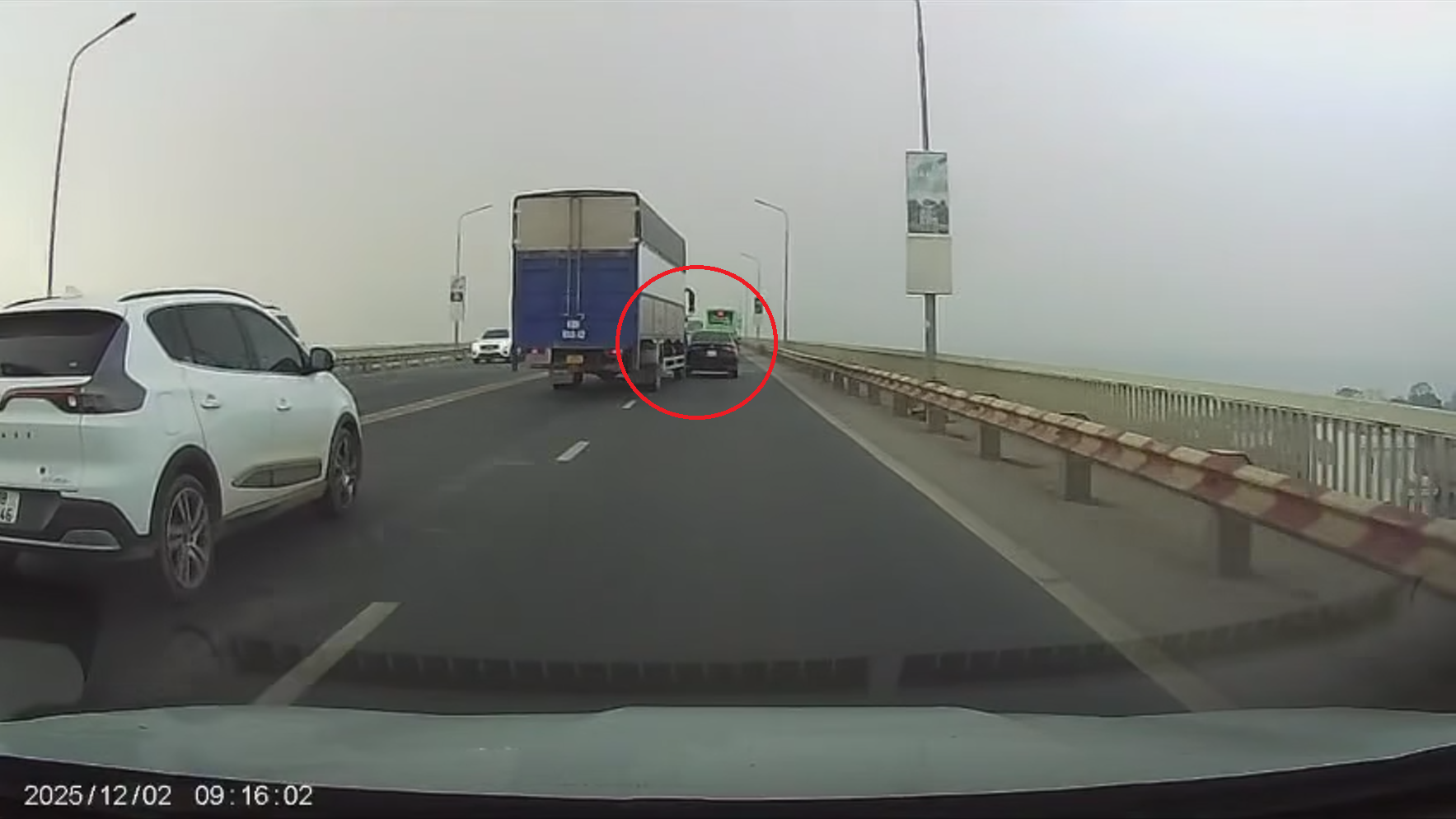 Tài xế xe tải nhập làn không quan sát, gây tai nạn liên hoàn trên cầu