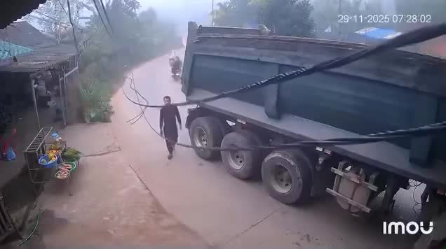 Ô tô tải đi qua làm đứt đường dây điện, làm bắn tia lửa