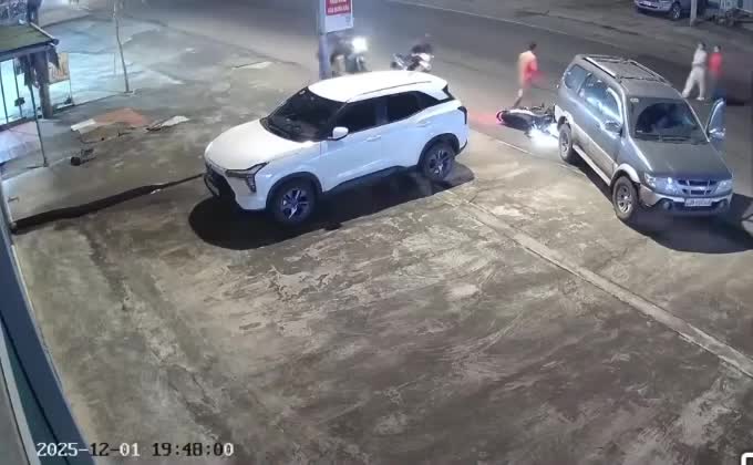 Xe máy tông trúng đuôi ô tô đang lùi ra đường lớn