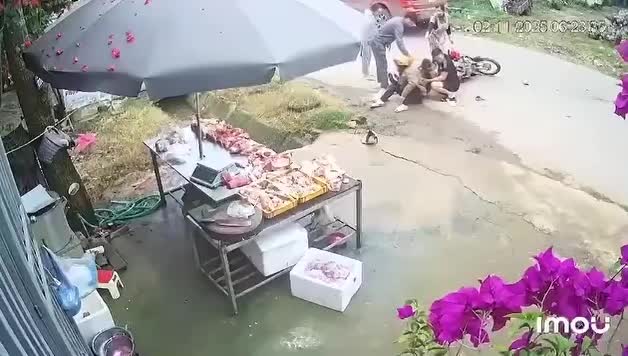 Xe ô tô con dừng đột ngột bị xe máy không giữ khoảng cách tông trúng và ngã ra đường