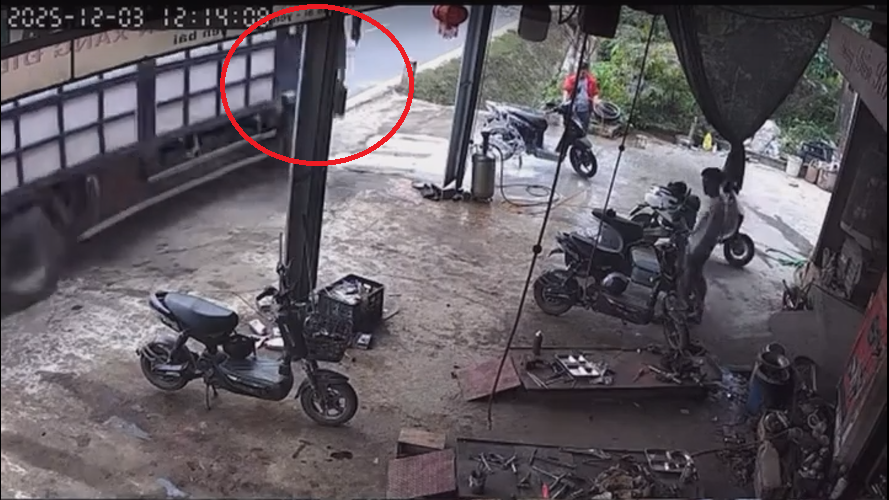 Tài xế xe tải tông vào cột mốc rồi trượt dài trên lề đường, gãy cả bánh sau