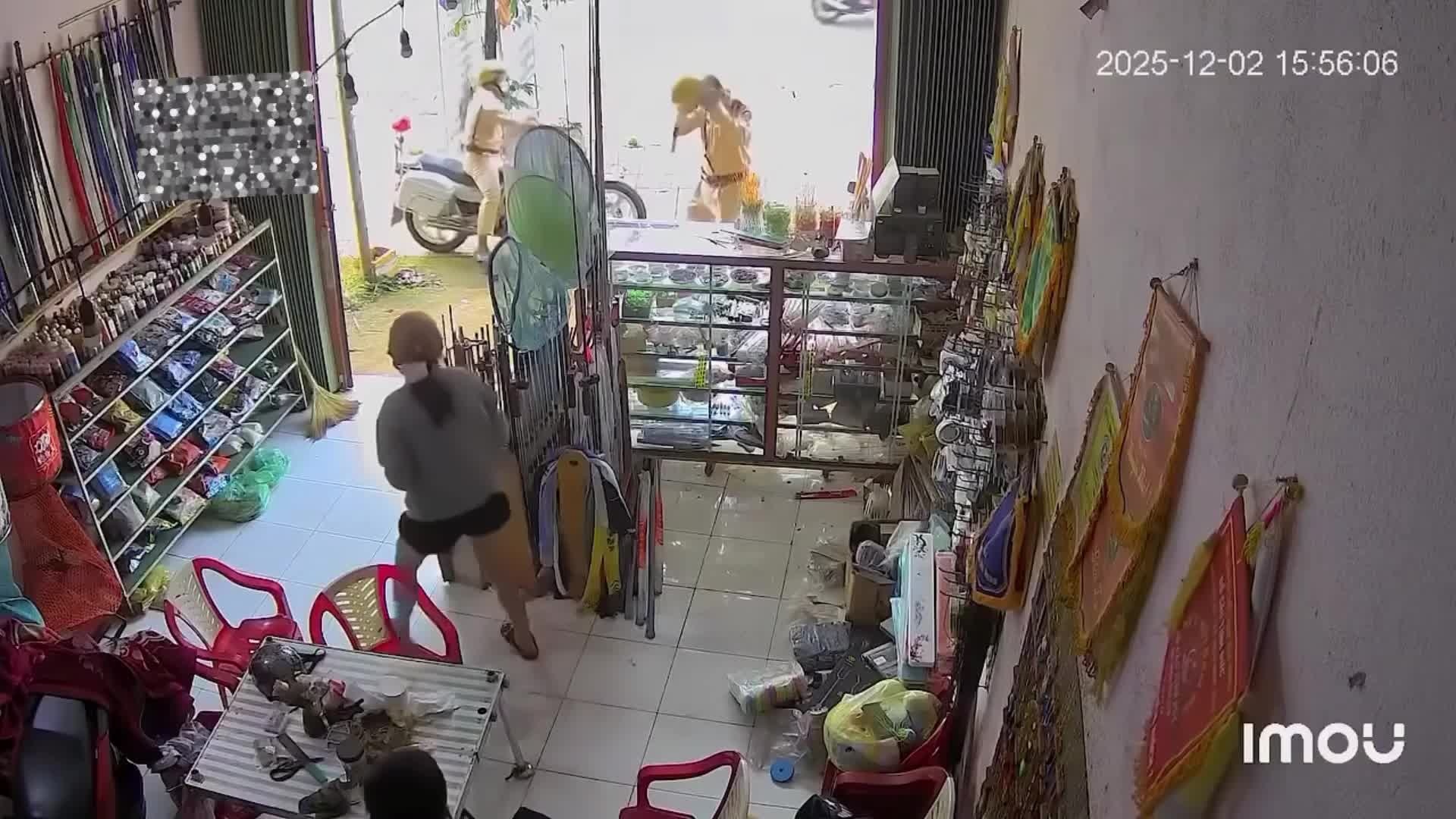 Bị Cảnh sát giao thông truy đuổi, người phụ nữ 'nhanh trí' chạy vào nhà dân và cái kết