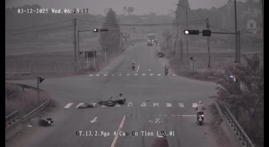 Xe máy điện va chạm với xe mô tô khiến 1 người tử vong