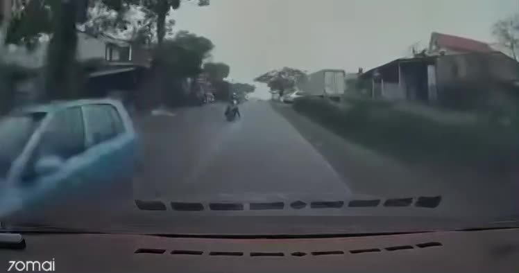Phanh gấp, người lái xe máy ngã và va chạm với xe ô tô đang chạy ở chiều ngược lại