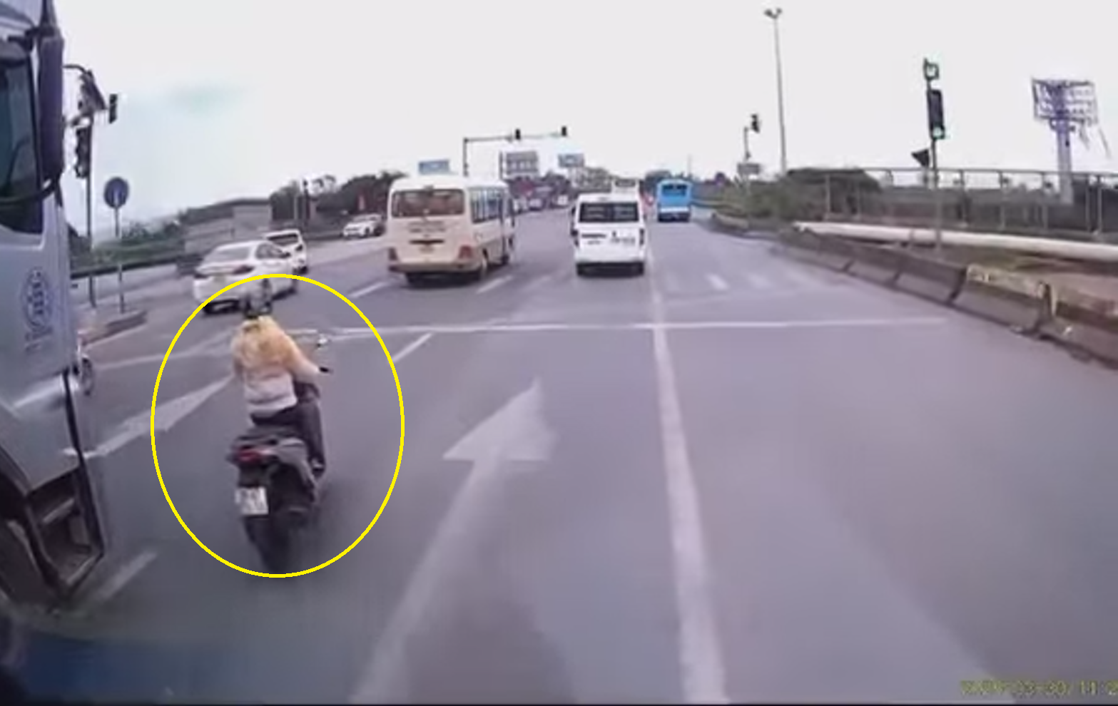 Sang đường không quan sát xe lớn, cô gái suýt bị cuốn vào gầm xe đầu kéo