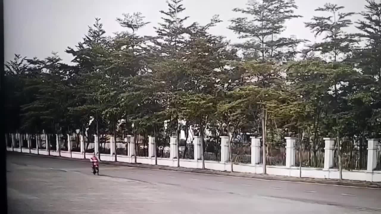 Người phụ nữ đi vào rãnh trên đường, tự ngã rồi tử vong