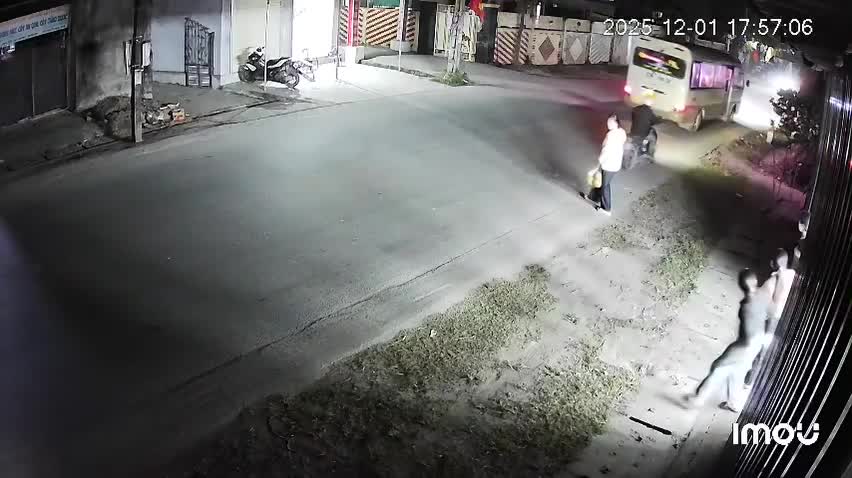 Xe tải chở hàng đi ẩu khiến người đi đường 'thót tim'