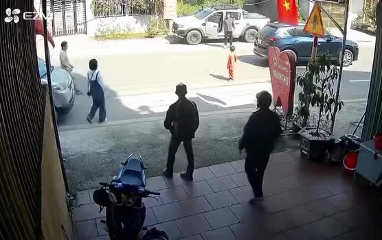 'Thót tim' khoảnh khắc tài xế xe con phanh gấp để tránh trẻ con đang chạy sang đường