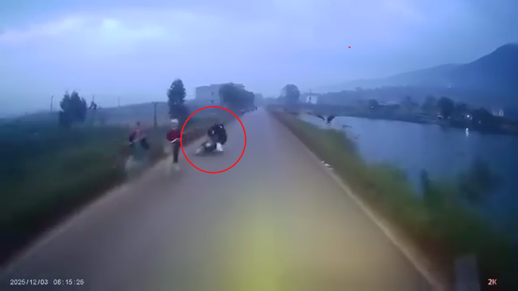 Ngã ra đường đúng lúc xe tải đi tới, một học sinh tử vong thương tâm