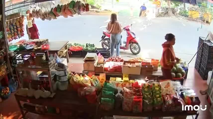 Người đàn ông đi xe máy băng qua đường ray đúng lúc tàu hỏa đi tới