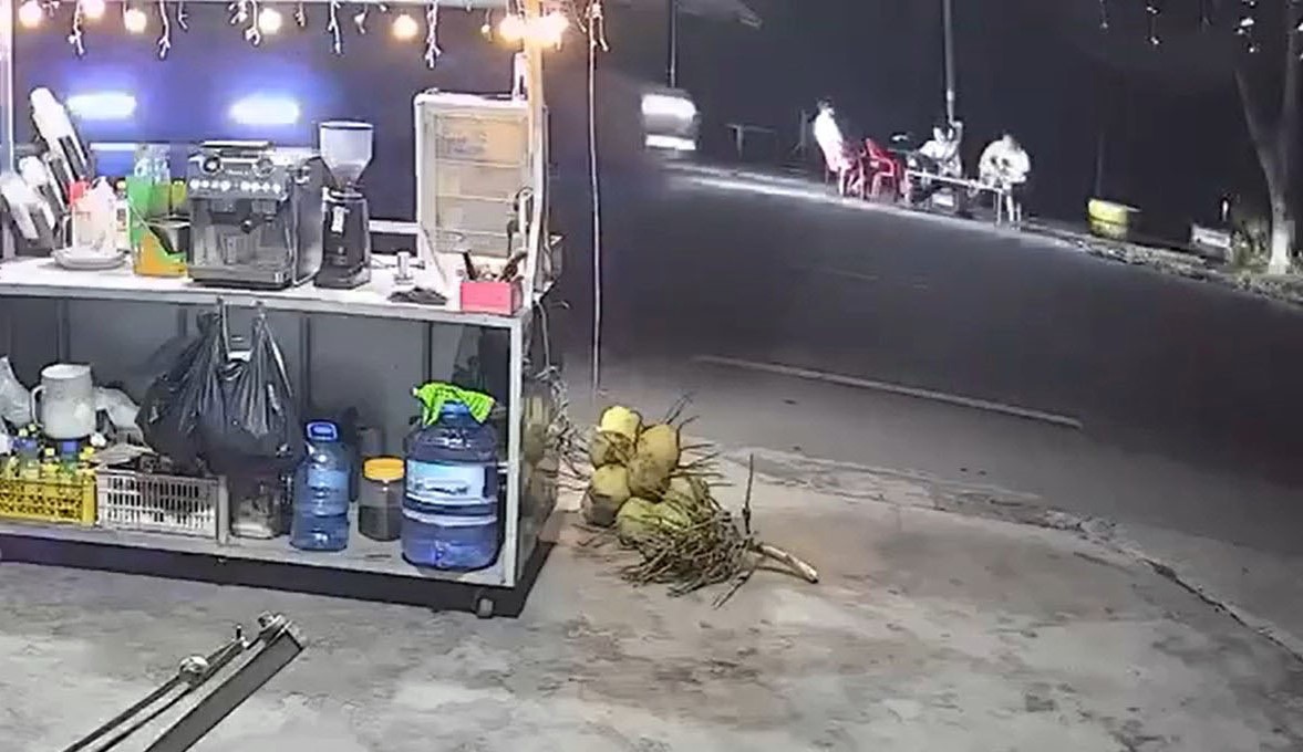 Ngồi uống cafe bên đường, hai thanh niên bị xe khách tông tử vong tại chỗ