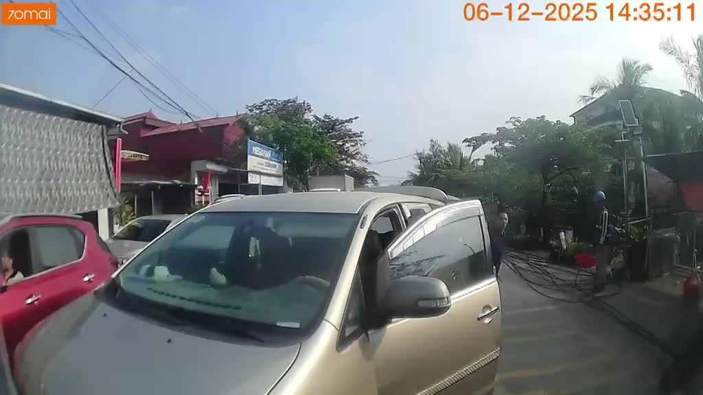 Tài xế đi ngược chiều còn giở thói côn đồ, định dùng 'hàng nóng'