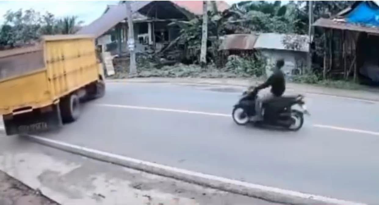 Thanh niên không đội mũ, đâm trực diện vào hông xe tải đang quay đầu