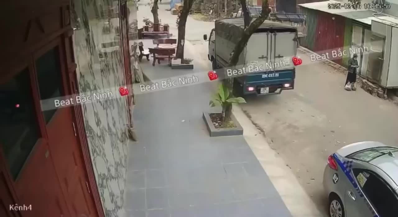 Đứng dưới đường nói chuyện, người phụ nữ bị xe tải lùi cán tử vong