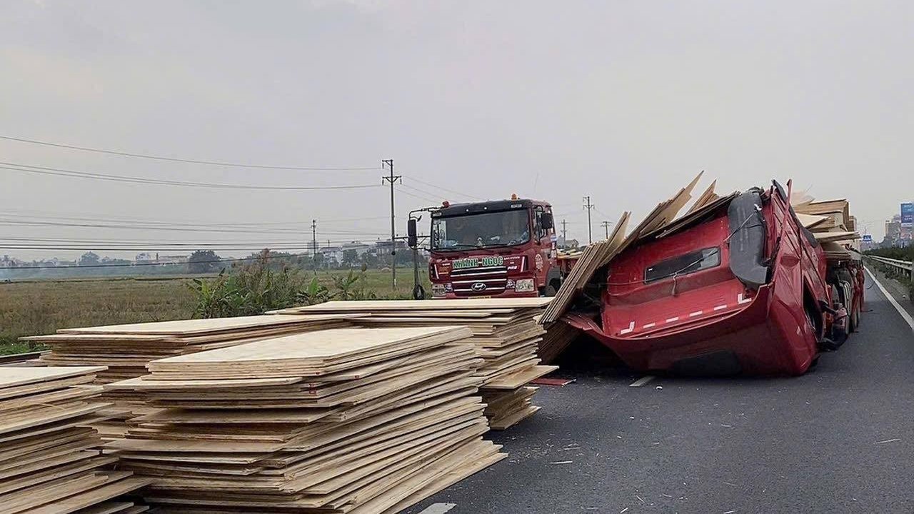 Tai nạn giao thông giữa xe ô tô con và xe đầu kéo