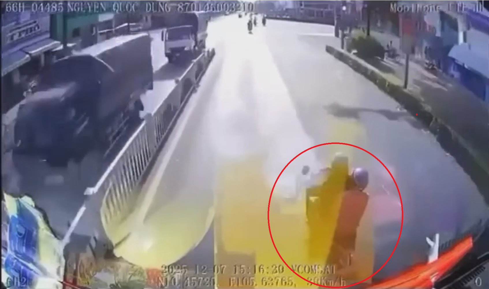 Cao Lãnh (Đồng Tháp): Xe máy sang đường ẩu va chạm với container