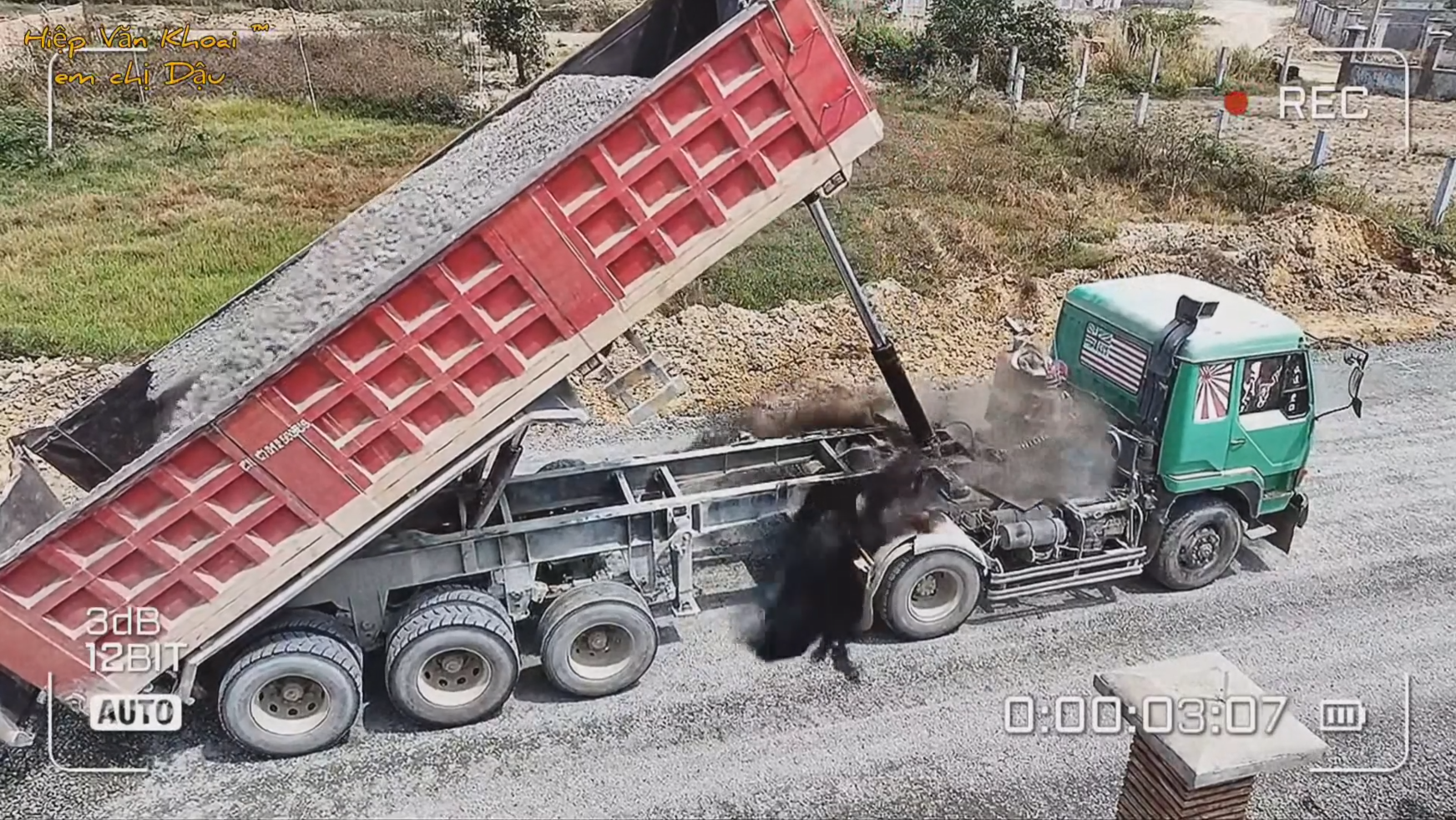 Khoảnh khắc nổ hệ thống thủy lực xe ben được Camera ghi lại