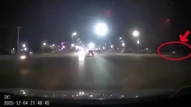 Phóng nhanh tông vào hông xe ô tô con, người đàn ông ngã ra đường