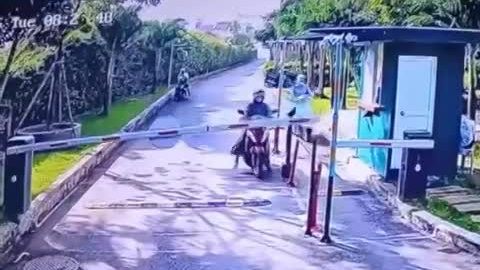 Trùm kín mít, người phụ nữ đi xe máy tông trúng thanh chắn ở khu vực soát vé ra vào cổng