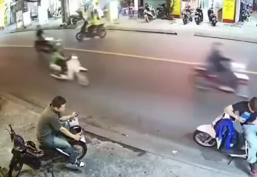 Sang đường không quan sát, nam shipper va chạm với cán bộ công an đi xe máy