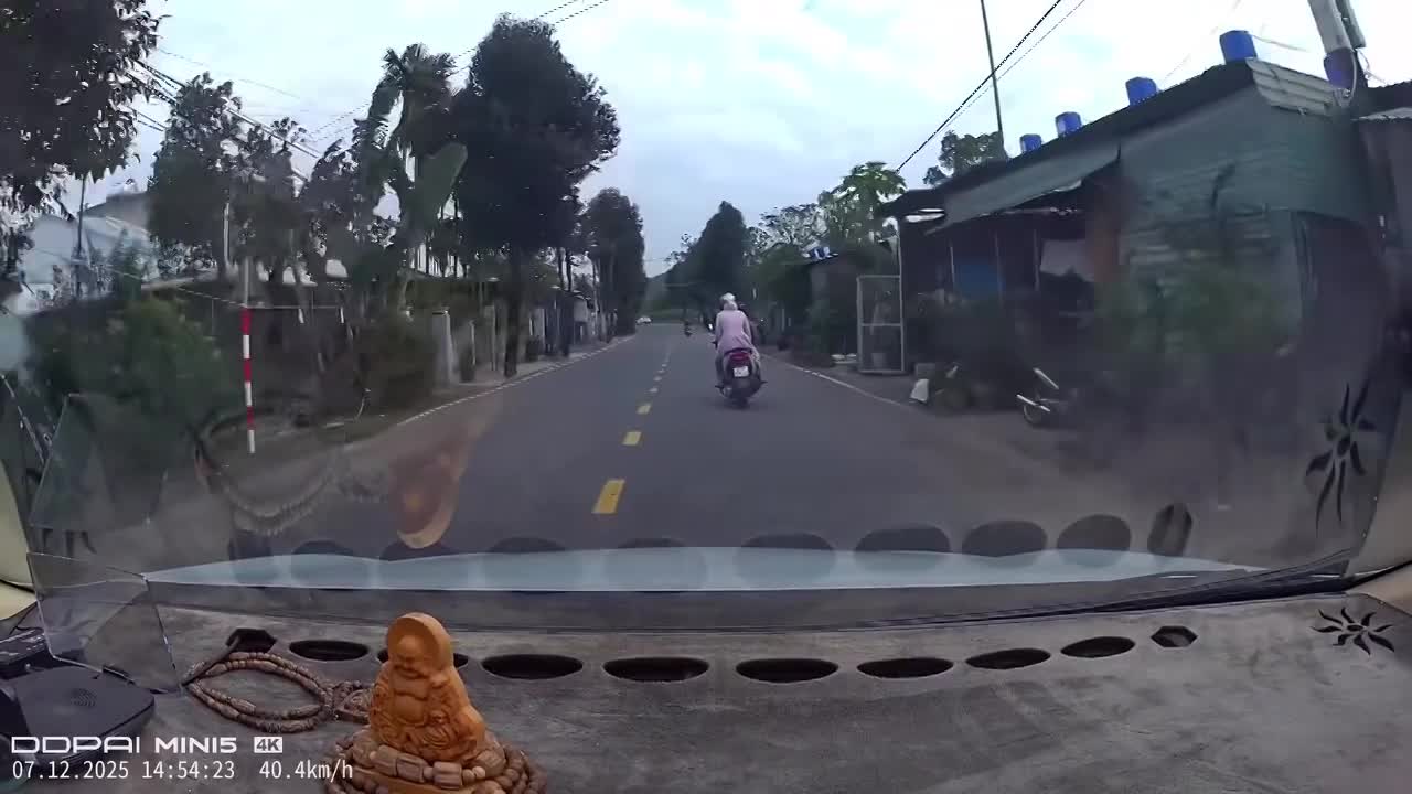 Hai người đi xe máy phanh gấp rồi ngã va vào đầu xe ô tô con đi cùng chiều phía sau