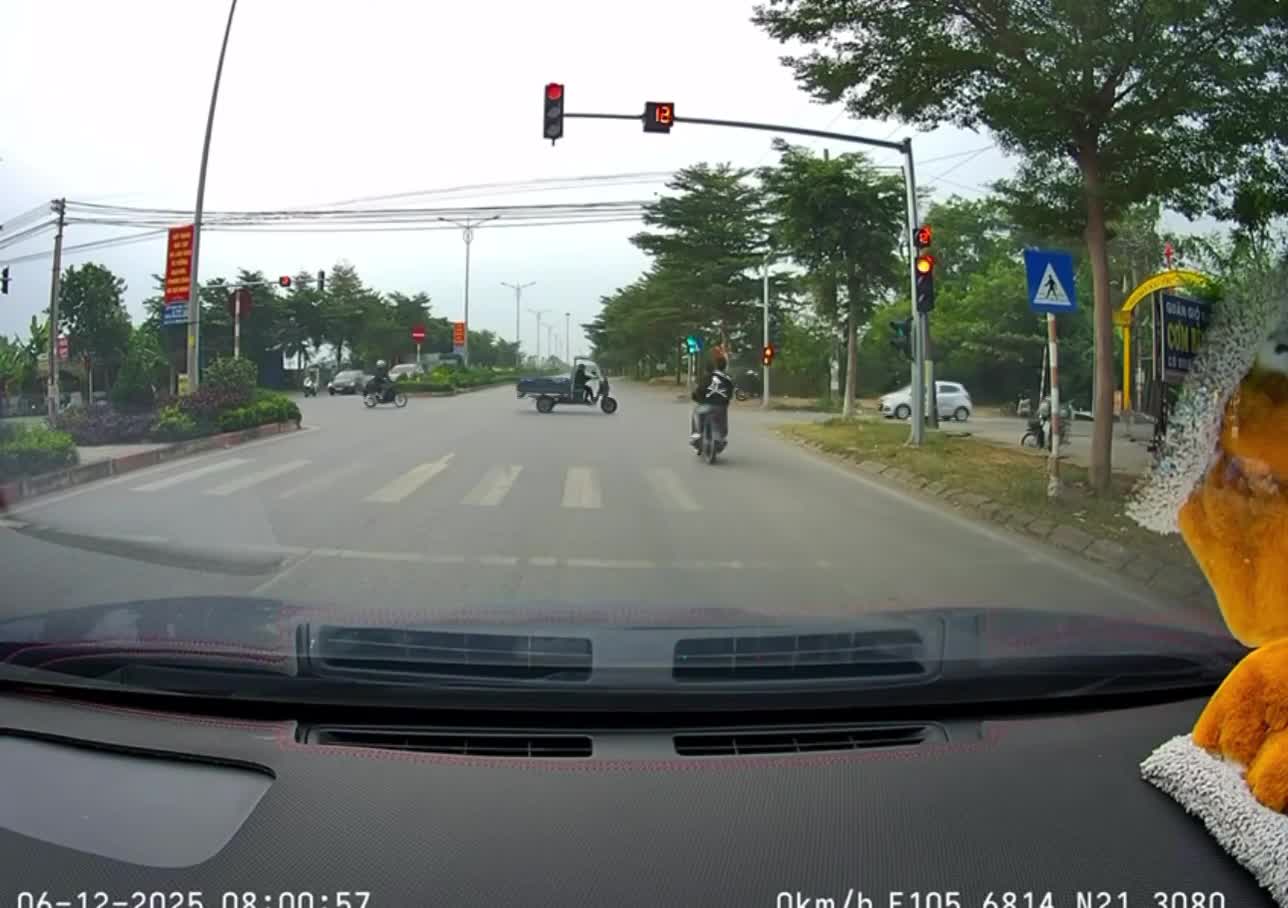 'Báo thủ' không đội mũ, vượt đèn đỏ, tông vào hông xe ba gác
