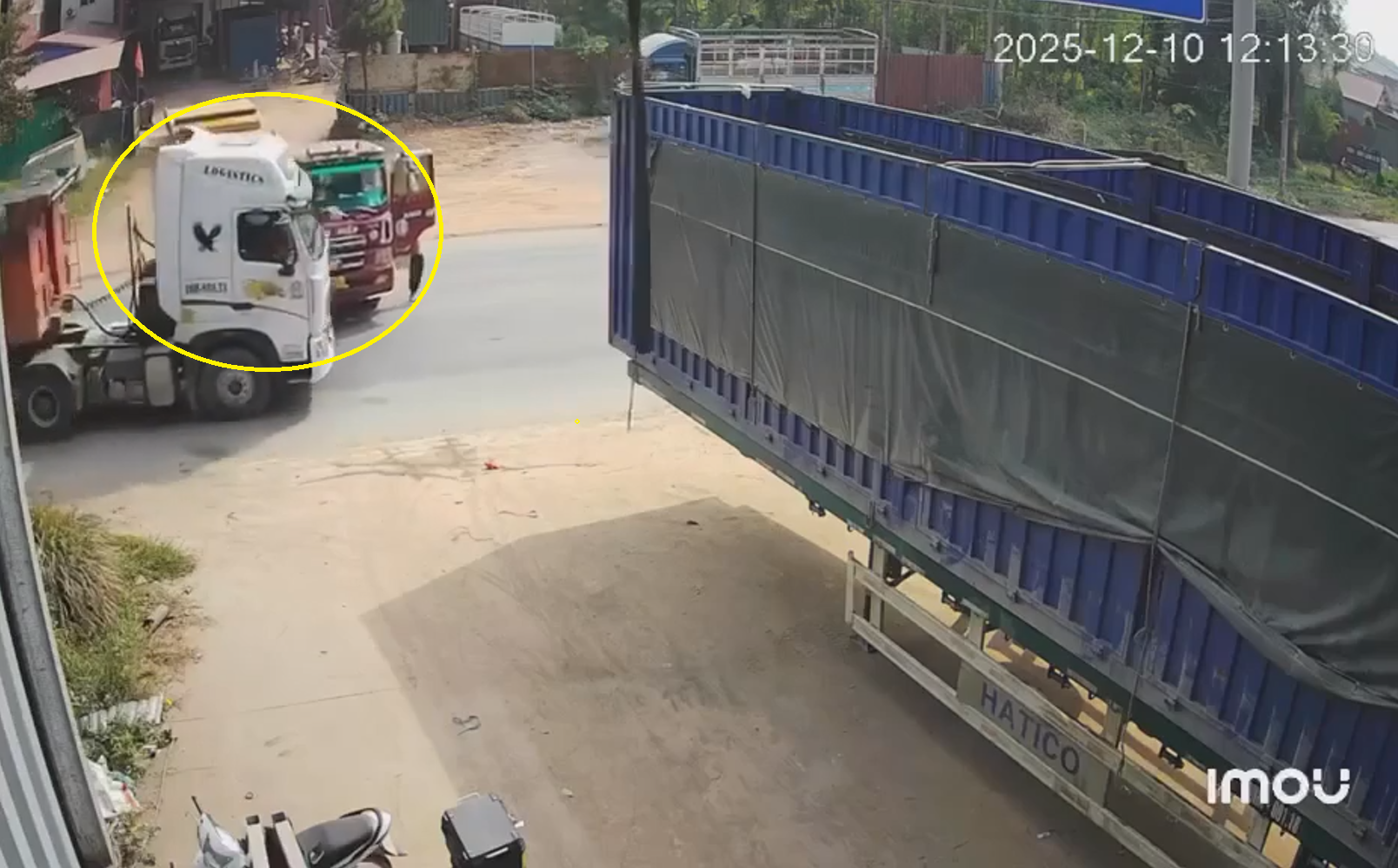 Xe đầu kéo trôi xuống đường, va chạm mạnh với một xe đầu kéo khác đang lưu thông