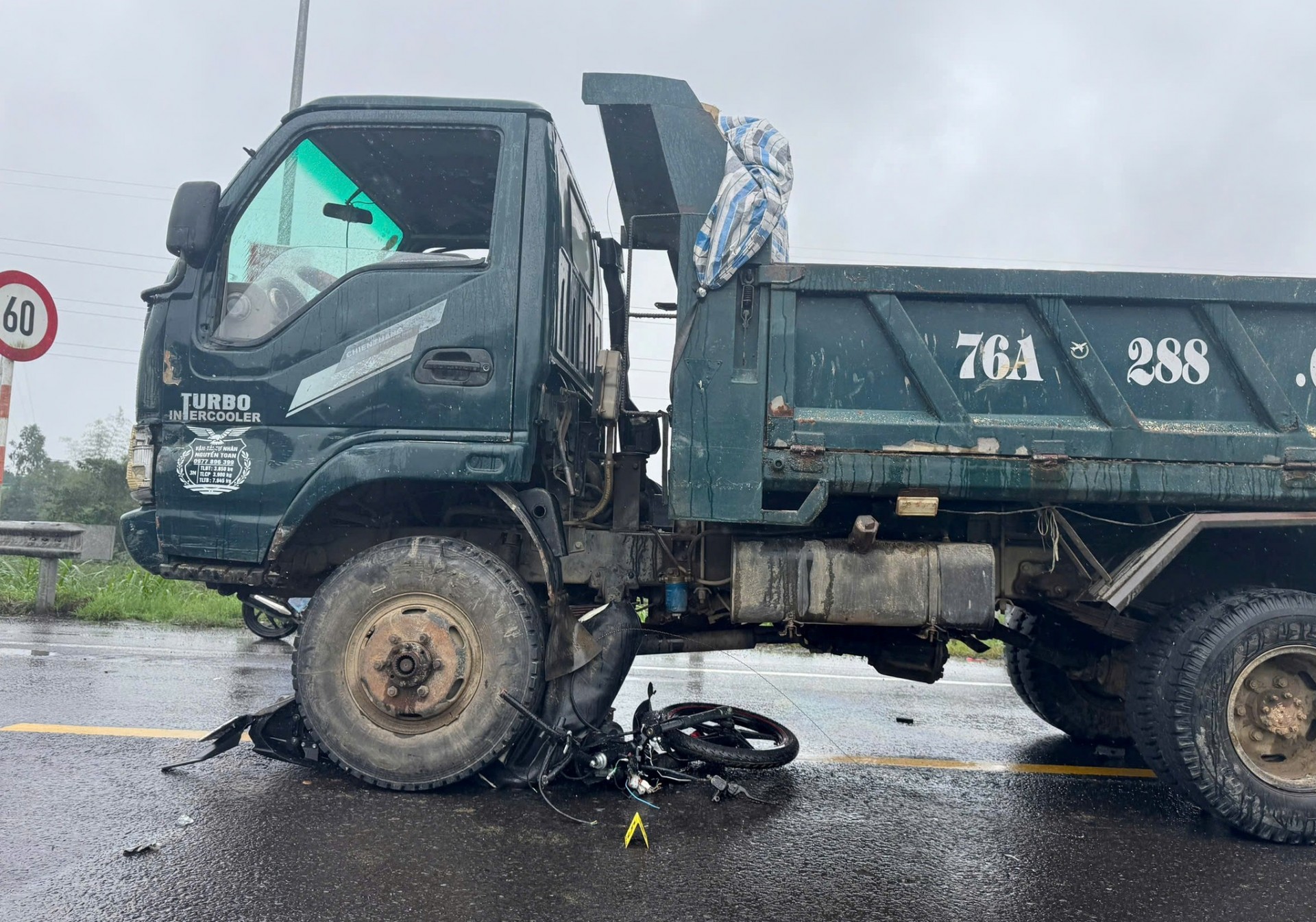 Vượt đèn đỏ, xe máy tông vào xe tải trên đường dẫn cao tốc Đà Nẵng - Quảng Ngãi