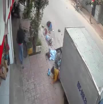 Xe taxi tông vào nhóm người đang đứng mua - bán hàng dưới lòng đường