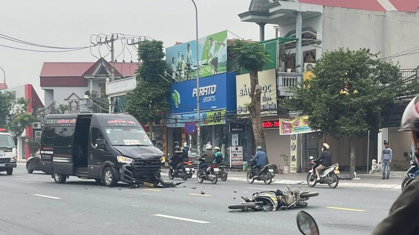 Tông trực diện vào đầu xe limosine, người đi xe máy bị thương nặng