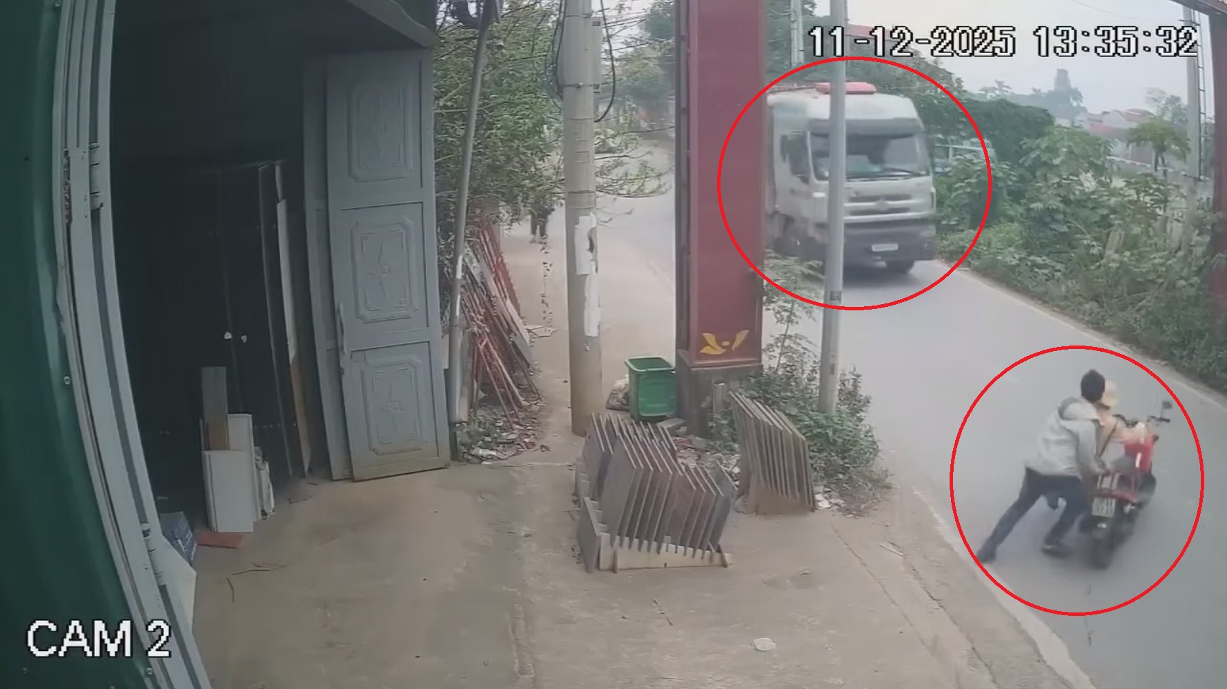 Người đàn ông liều lĩnh đẩy CSGT ra trước mũi xe container