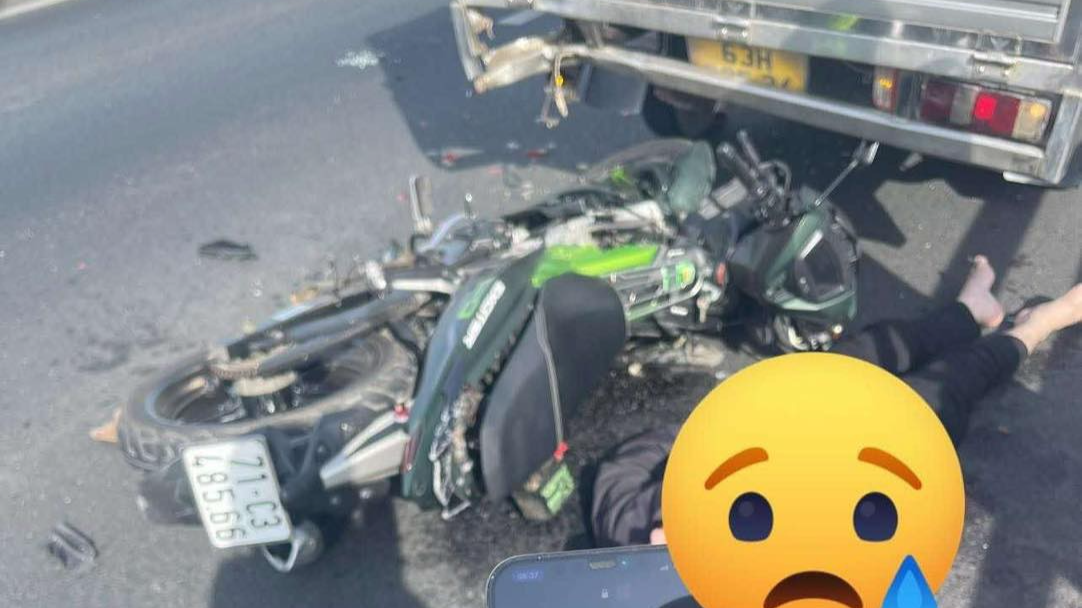 Đâm vào đuôi xe tải trên cầu, người phụ nữ đi xe máy bị thương nặng