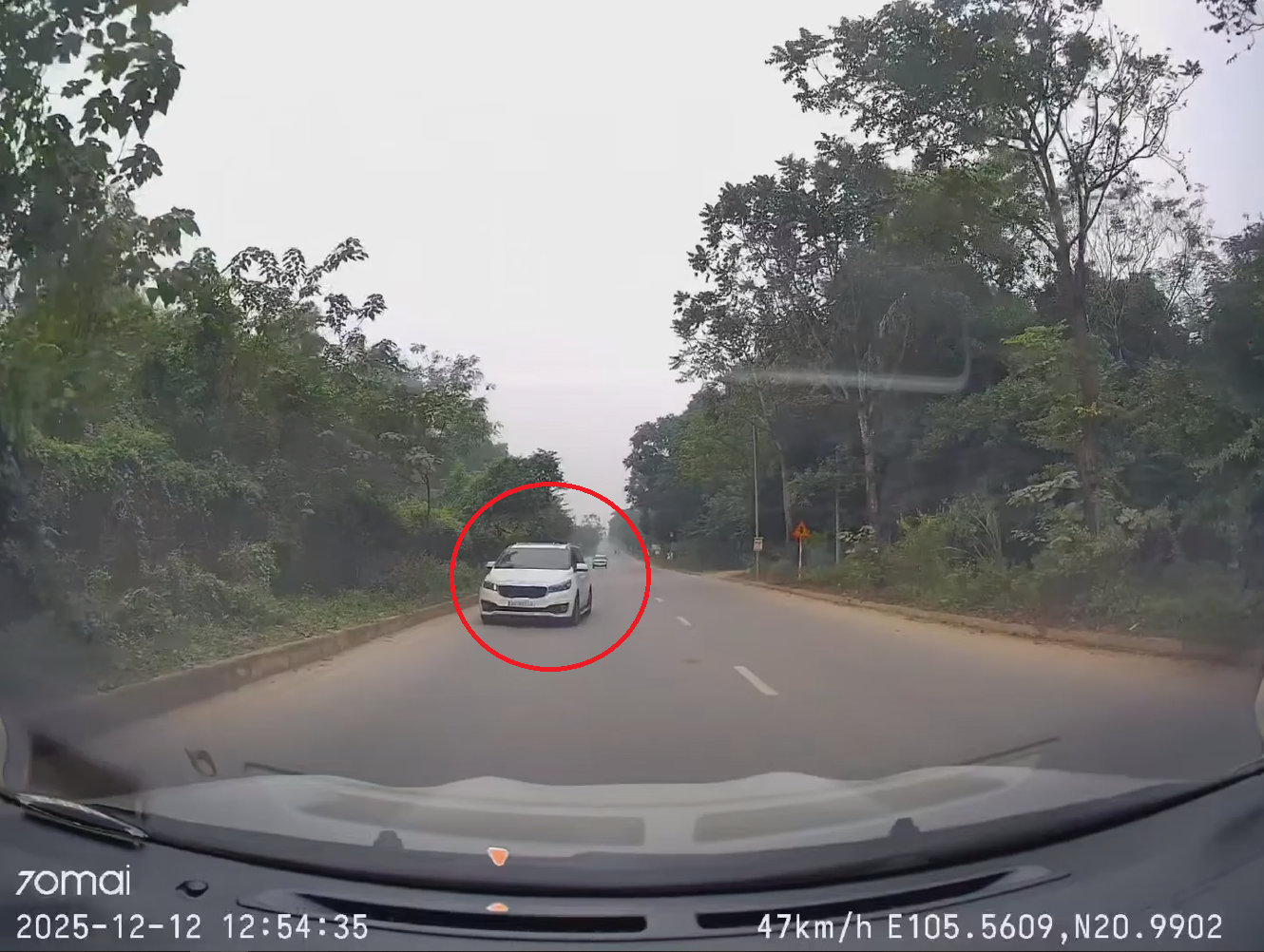 Đi ngược chiều trên đường gom Đại lộ Thăng Long, hai xe ô tô con còn nháy đèn xin nhường đường