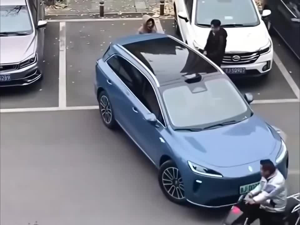 "Khôn lỏi" đứng chiếm chỗ gửi xe, người phụ nữ nhận cái kết không thể nào... cay hơn