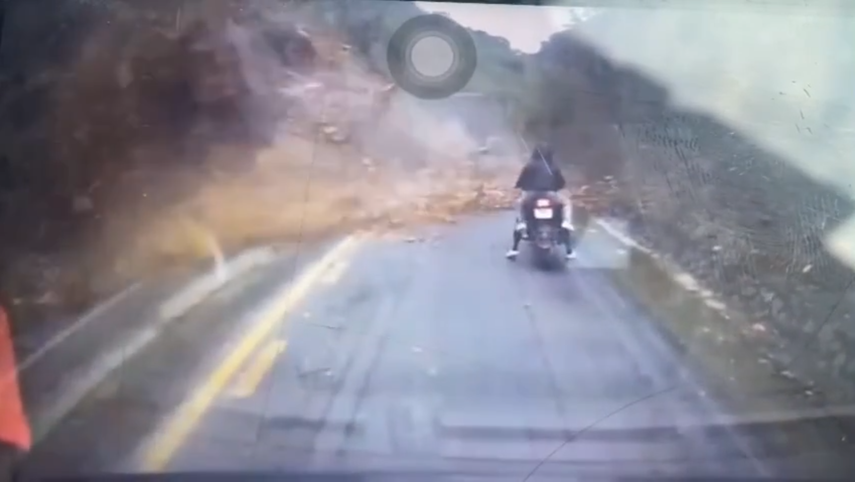 Sạt lở quốc lộ 6 đè trúng nhiều ô tô xe máy