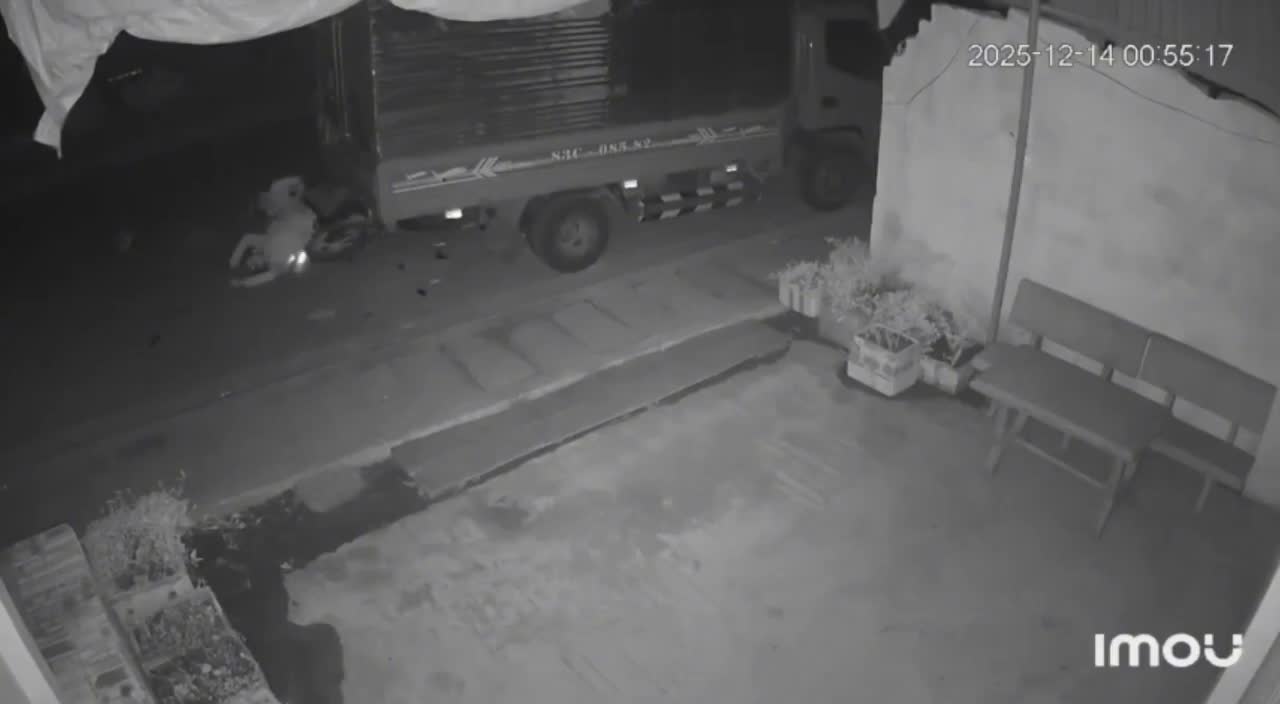 Tông vào đuôi xe tải dựng ở bên đường, 3 người đi xe máy tử vong