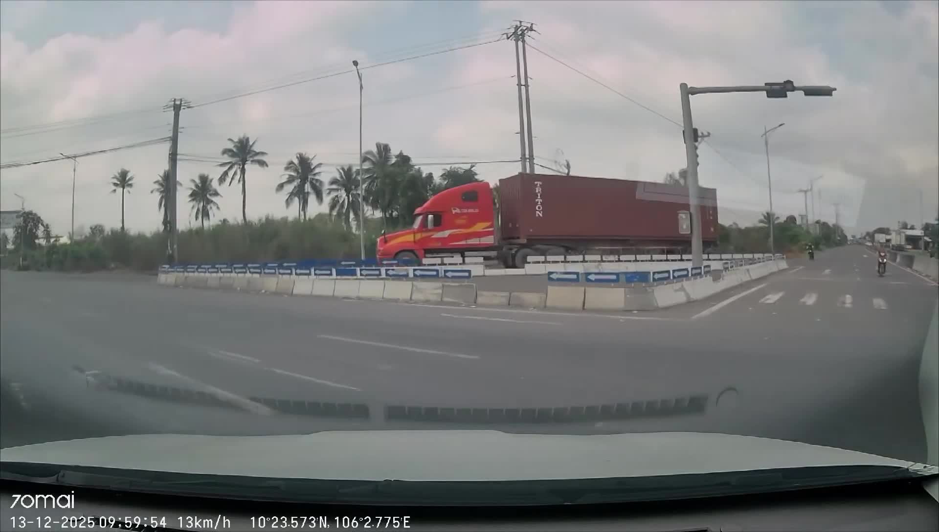 Xe container cua rộng để nhập làn, người điều khiển xe con bức xúc