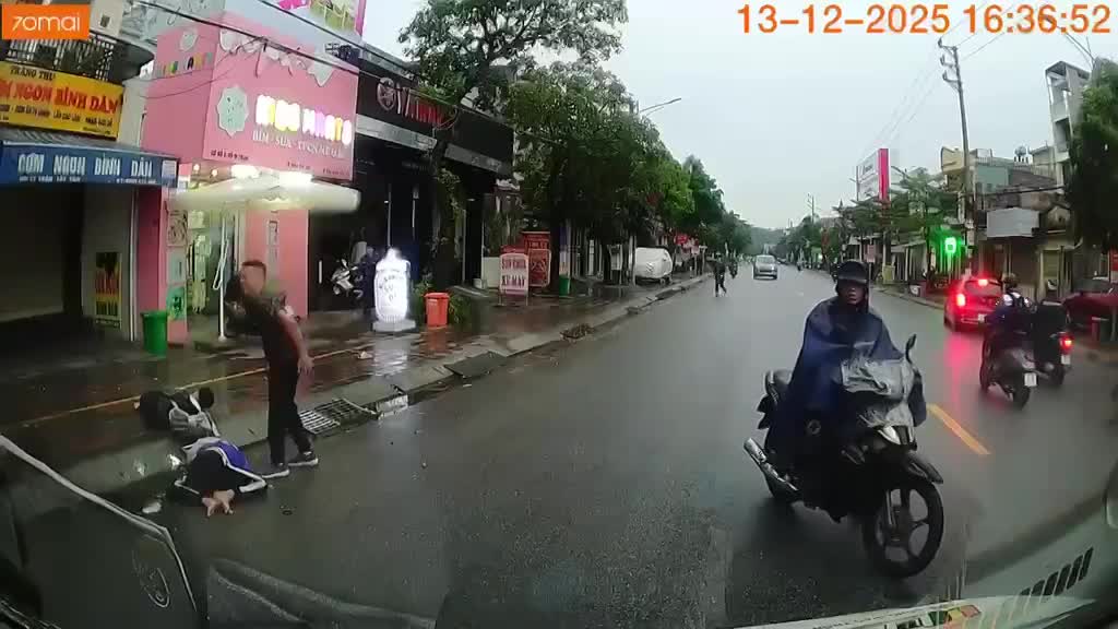 Hai học sinh đi xe điện đâm trực diện vào xe ô tô con