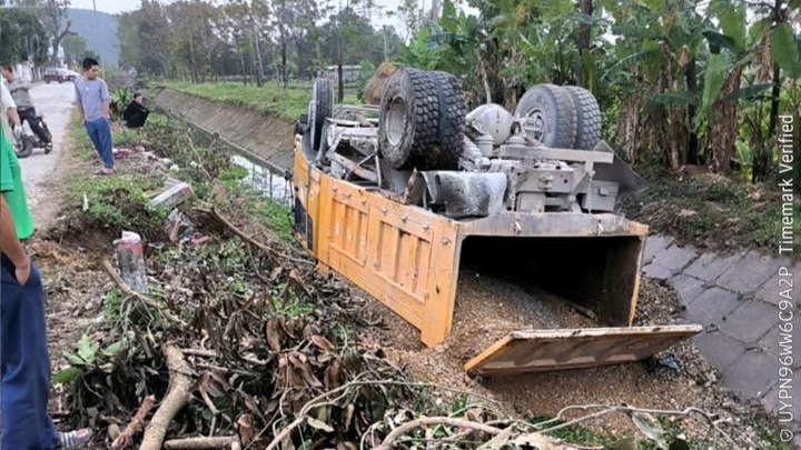 Tài xế cố chấp đi qua đống cát lớn khiến xe đổ ngang, lật ngửa xuống mương