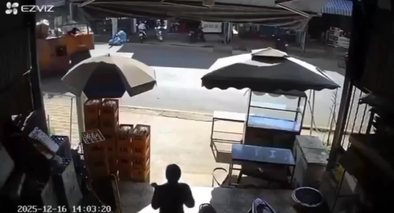 Đang đi bộ sang đường, bà cụ 75 tuổi bị xe lu cán tử vong