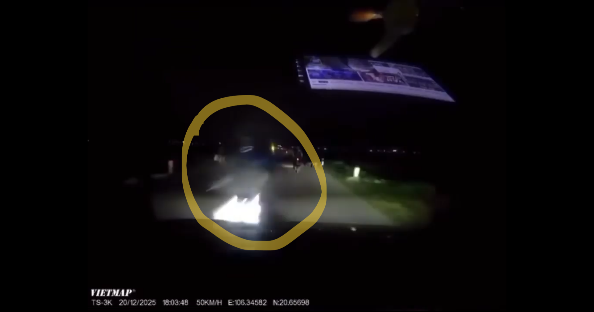 Xe máy tông mạnh vào đầu xe đang chạy ở làn ngược lại