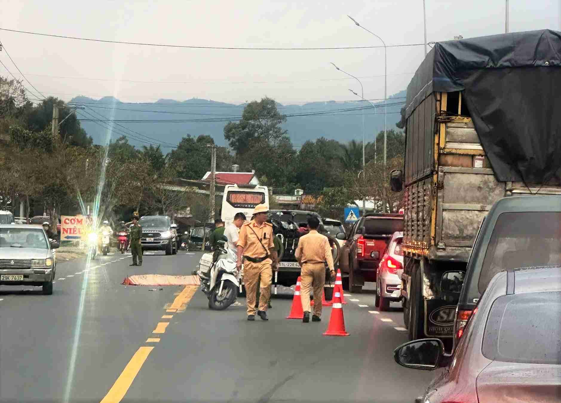 Xe máy va chạm ô tô bán tải, người phụ nữ tử vong tại chỗ