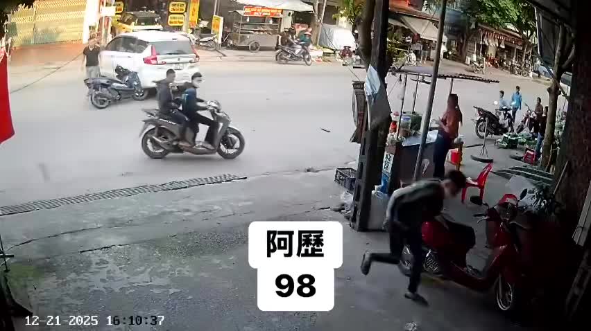 Xe máy phóng nhanh tông vào hông xe ô tô đang quay đầu
