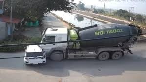 Xe bồn và xe con cùng lật nghiêng sau khi đâm vào nhau tại giao lộ