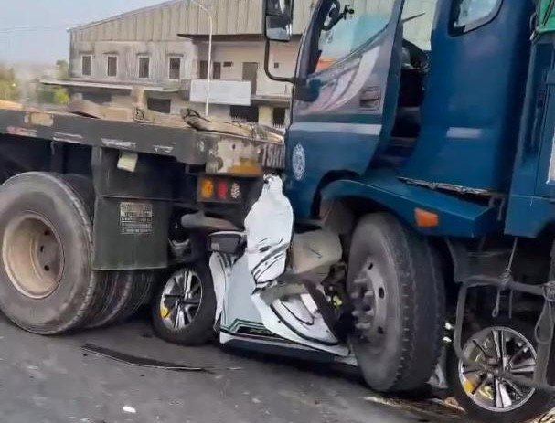 VinFast VF 5 bị dồn toa, chui vào đuôi xe container