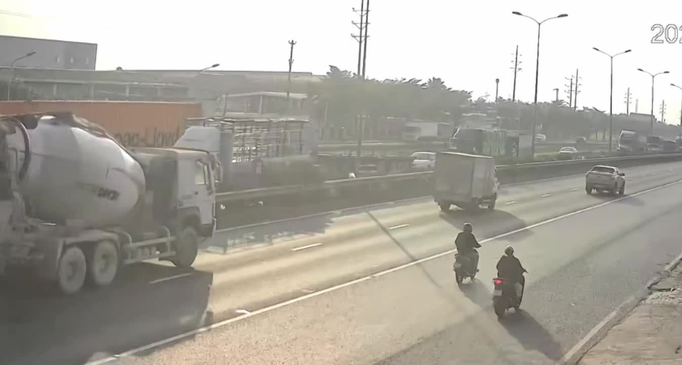 Video dồn toa 7 xe Quốc lộ 5