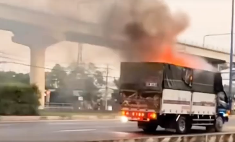 Lái xe chở pin đang cháy đến trụ sở cứu hỏa nhờ dập lửa