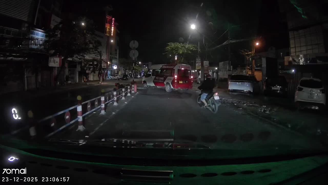 Thanh niên đi xe máy tông trúng hông ô tô 16 chỗ đang quay đầu